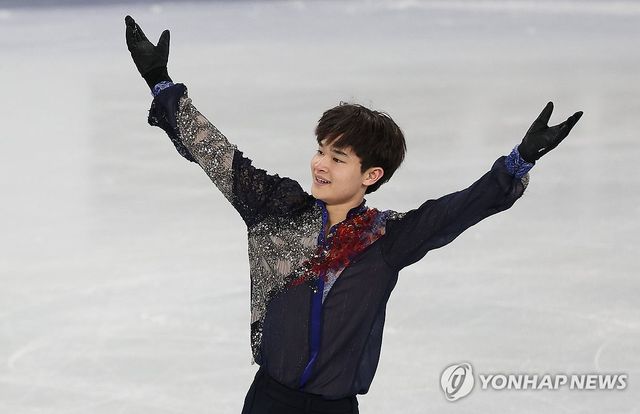 팬들 향해 인사하는 김현겸