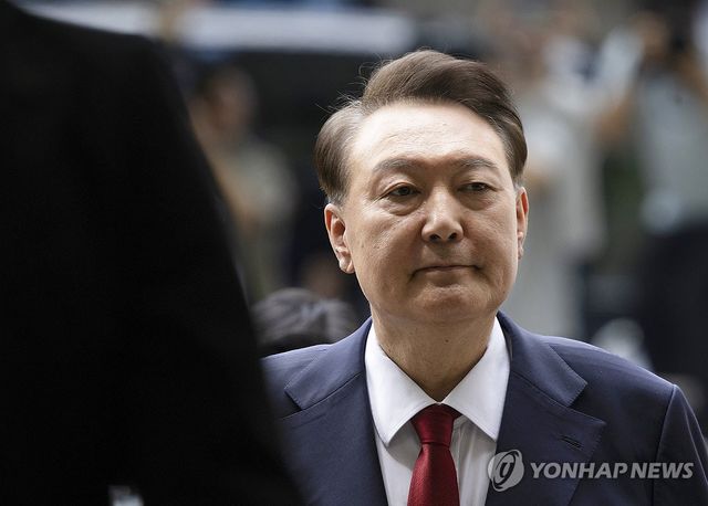 입 굳게 닫은 채 법정으로 향하는 윤석열 전 대통령