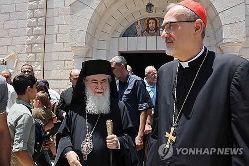가자지구 성가족성당 찾은 피차발라 추기경(오른쪽)