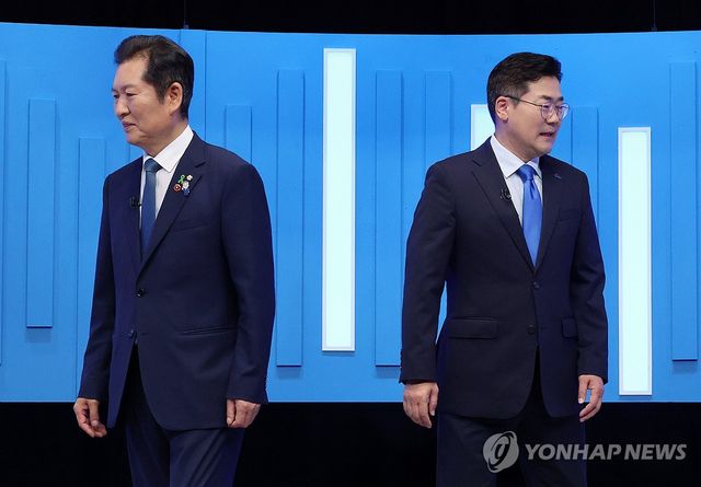 기념 촬영 마친 민주당 정청래·박찬대 당대표 후보