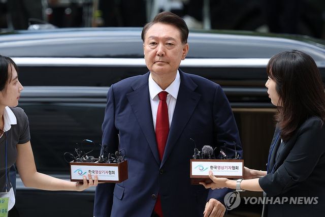 윤석열 전 대통령, 굳은 표정으로 영장실질심사 출석