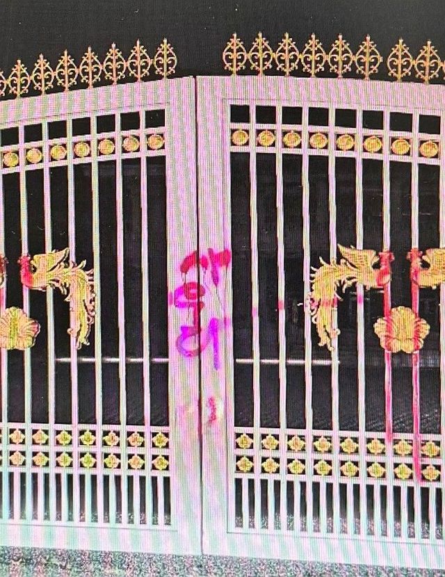 청와대 출입문에 '사우디' 래커칠…40대 여성 검거