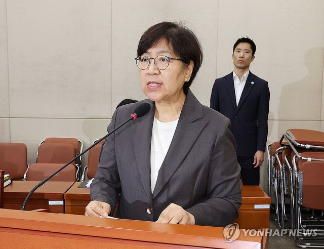 발언하는 정은경 복지부 장관 후보자