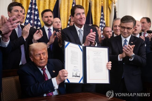 스테이블코인 법 서명하는 트럼프 미국 대통령