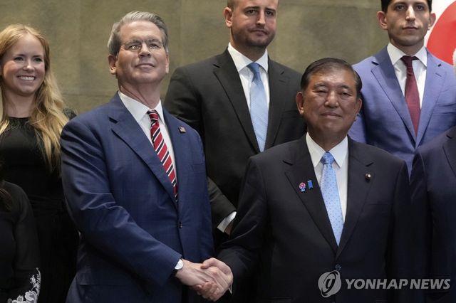 악수하는 이시바 일본 총리와 베선트 미국 재무장관
