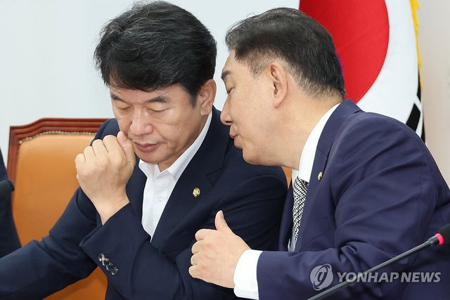 문진석 원내수석부대표와 대화하는 김병기 원내대표