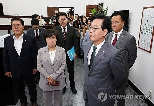 국회의장실 항의 방문한 송언석 비대위원장과 법사위원들