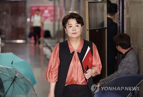 국회 온 윤희숙 혁신위원장