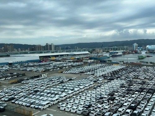 대만 북부 타이베이 항구에서 주인을 기다리는 수입차 