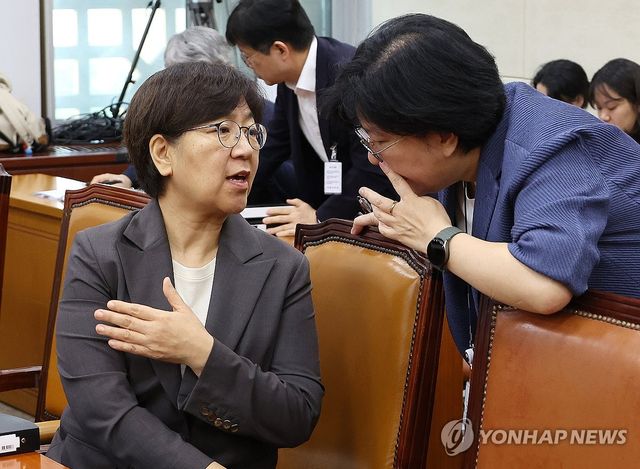 관계자와 대화하는 정은경 복지부 장관 후보자