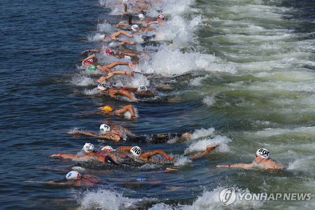 싱가포르 세계수영선수권대회 오픈워터스위밍 남자 5㎞ 경기 모습.
