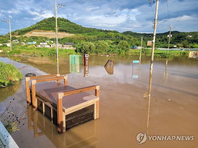 흙탕물 가득한 전남 나주 도로