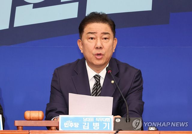 최고위원회의에서 발언하는 김병기 당 대표 직무대행