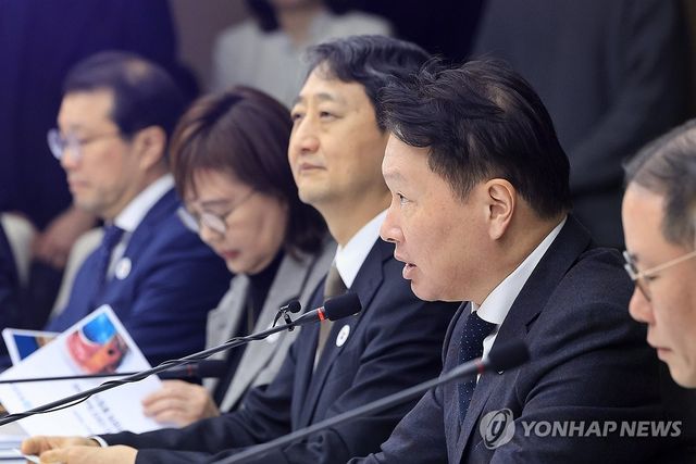 1월 열린 APEC CEO 서밋 추진위원회 출범식에서 발언하는 최태원 회장