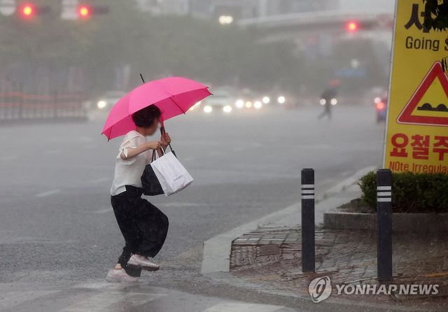 세찬 빗속 걷는 시민