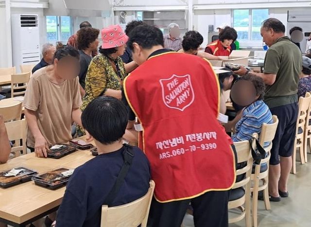 이재민에게 음식 제공하는 구세군