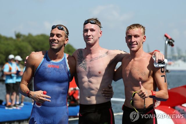 오픈워터 남자 5㎞ 우승자 벨브로크(가운데)와 2위 팔트리니에리(왼쪽), 3위 올리비에.