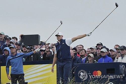 공이 빗나가자 조심하라고 경고하는 두 선수.