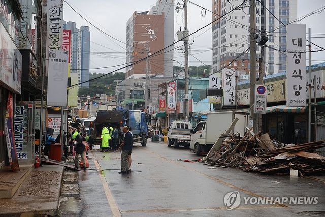 복구작업 한창인 당진전통시장 상인들