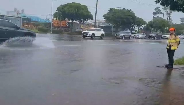 기습 폭우에 침수된 도로