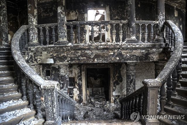 2022년 4월 폐허가 된 마리우폴 극장의 모습