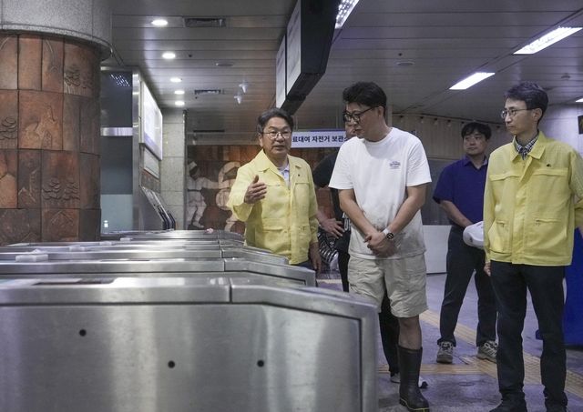 강기정 광주시장, 침수된 지하철 점검