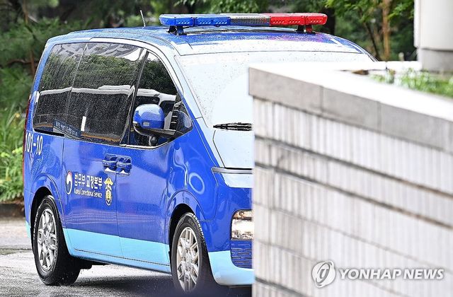 서울중앙지방법원 들어서는 호송차