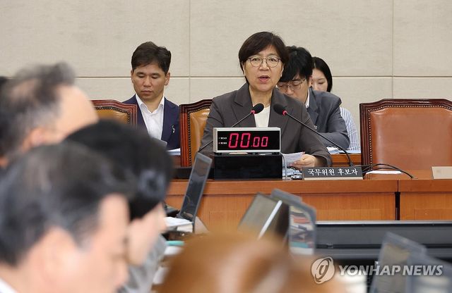 의원 질의에 답변하는 정은경 복지부 장관 후보자