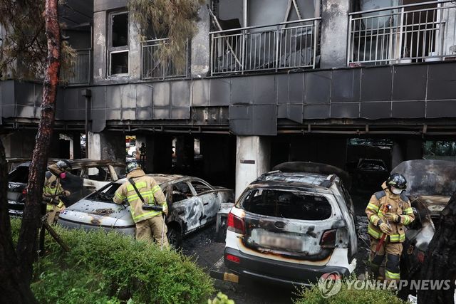 광명 아파트 화재 현장 살펴보는 관계자들