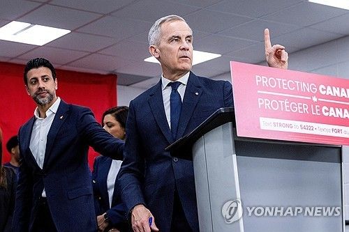 마닌더 시두 캐나다 국제통상부 장관(왼쪽)과 마크 카니 캐나다 총리