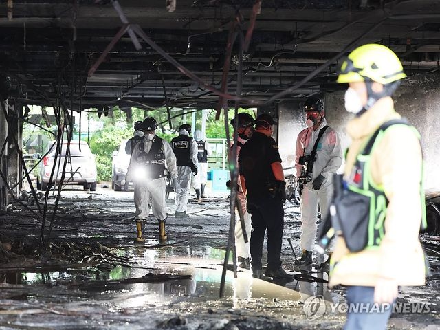 화재 현장 꼼꼼하게 살펴보는 관계자들