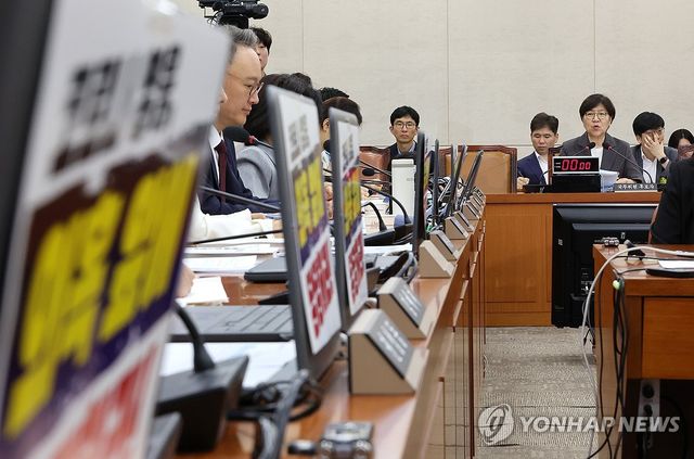 의원 질의에 답변하는 정은경 복지부 장관 후보자