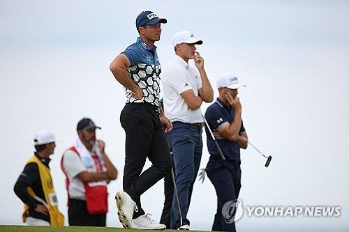 6번 홀 티샷을 기다리는 선수들.