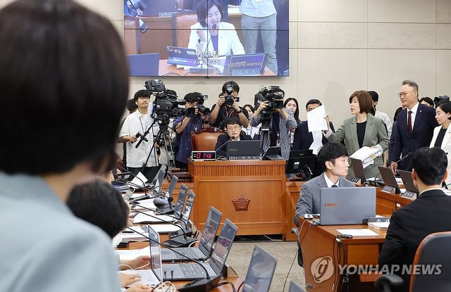 정은경 후보자 인사청문회 '배우자 주식투자 의혹으로 파행'