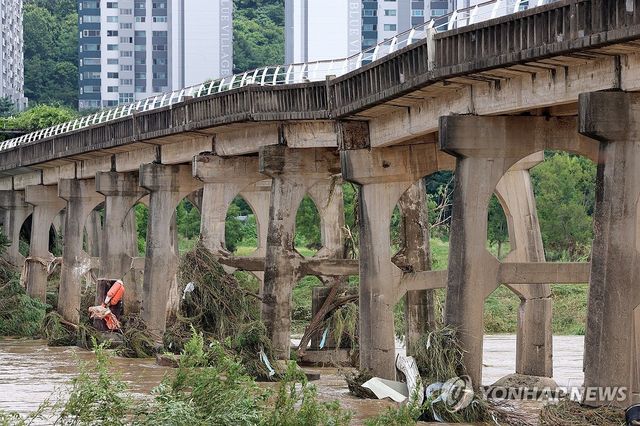 극한 호우에 파손된 다리