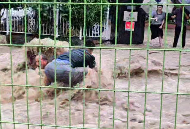 빗물 속에서 노인 구하는 최승일씨