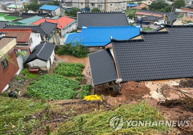 토사 밀려든 주택