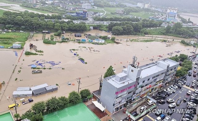 물에 잠긴 차들