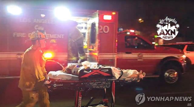 19일 LA 이스트 할리우드 나이트클럽 앞 차량 돌진 후 병원으로 이송되는 부상자