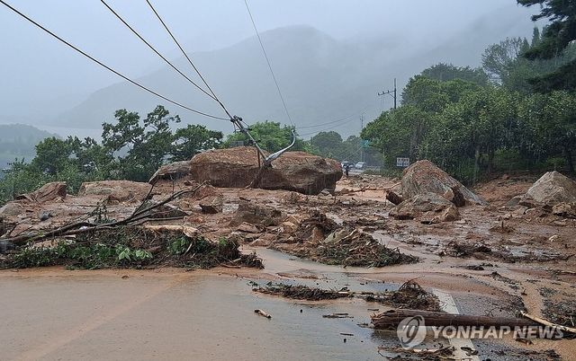토사와 큰 바위 등으로 막힌 도로