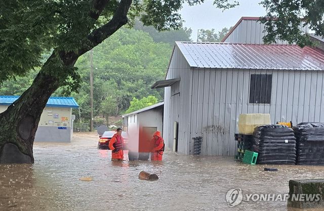 침수로 고립된 마을 주민 구조