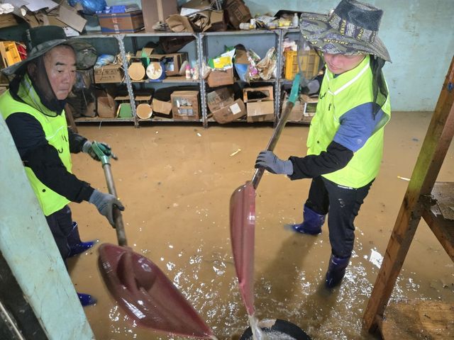 수해복구 중인 예산군 공무원들