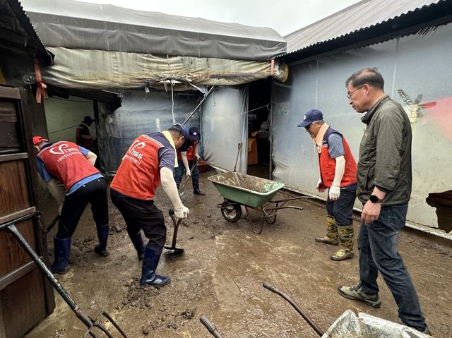 19일 충남 서산서 수해복구 중인 자원봉사자들