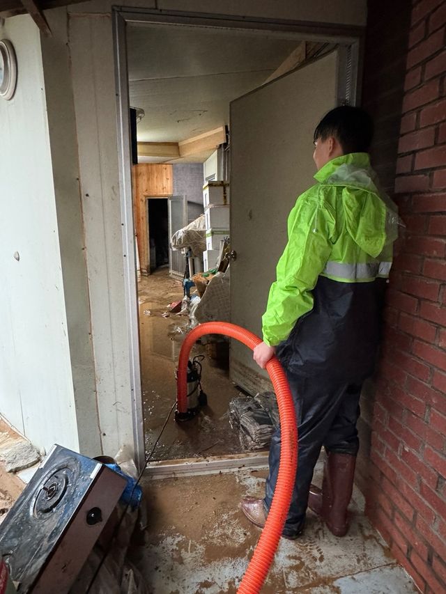 수해 주택 복구작업 모습