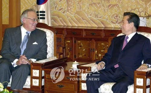 김대중 대통령과 만나는 에드윈 퓰너 