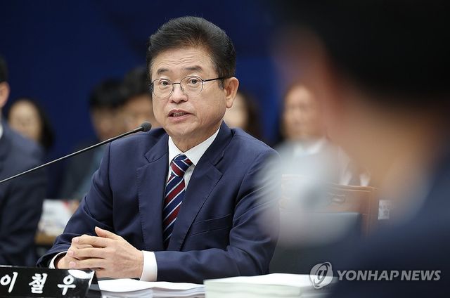 국정감사서 질의에 답변하는 이철우 경북도지사