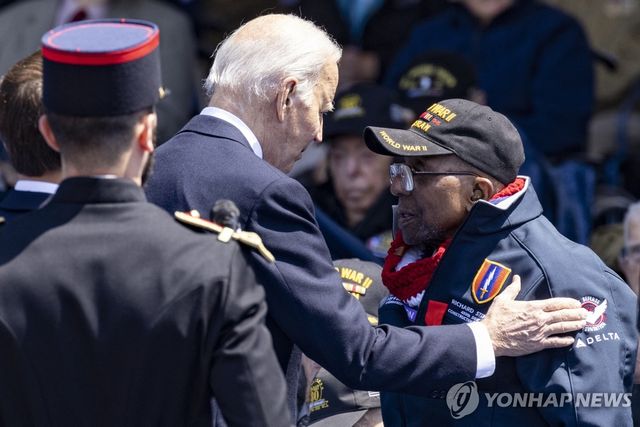 지난해 노르망디상륙작전 기념식에서 참전용사와 인사하는 조 바이든 미국 대통령