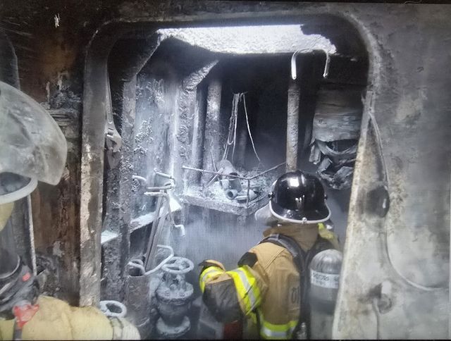 어선 기관실 화재 진압 중인 해경 대원