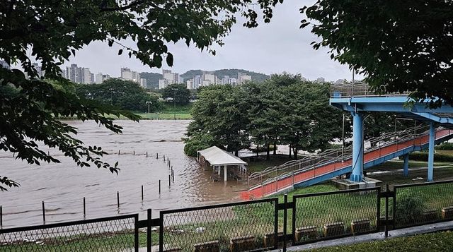 물에 잠긴 구리 왕숙천 수변 공원