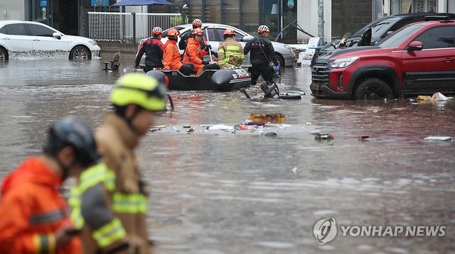 침수된 대구 북구서 수색하는 119구조대